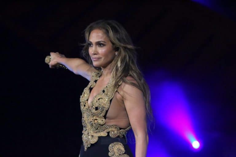 Jennifer Lopez deslumbra con la coleta que favorece a todos los rostros, aportando un toque rejuvenecedor y espectacular