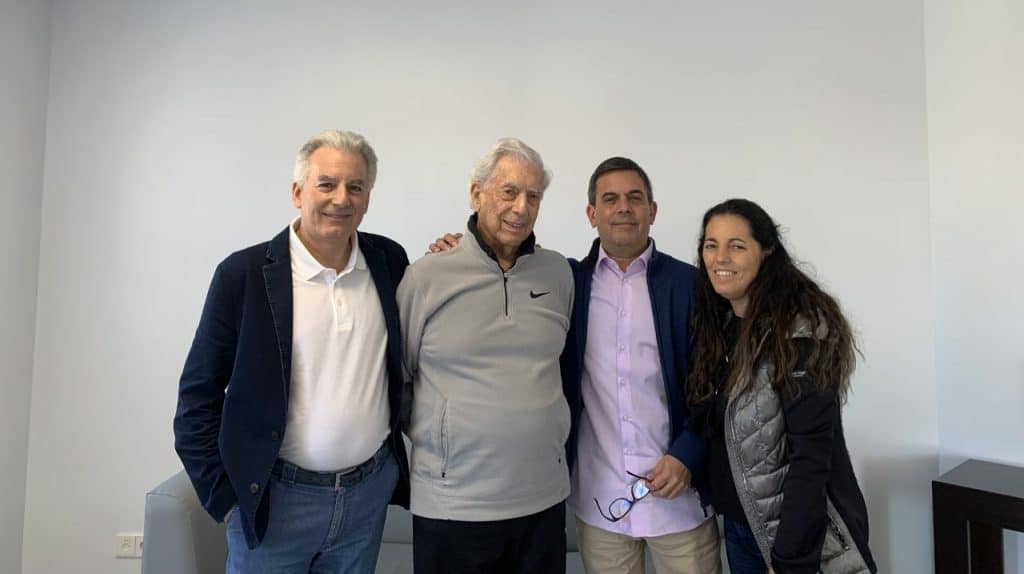 Mario Vargas Llosa recibe alta