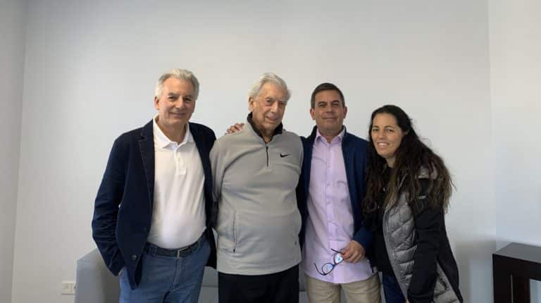 Mario Vargas Llosa recibe el alta y supera el coronavirus: la imagen