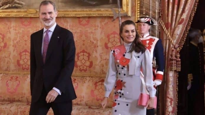 Rey Felipe VI y Reina Letizia vestido flores