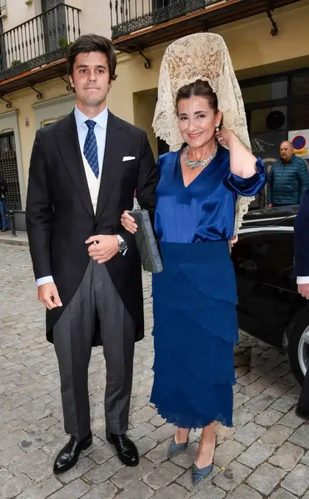 Belén Corsini y Carlos Fitz-James Stuart asisten a la boda de Borja Corsini