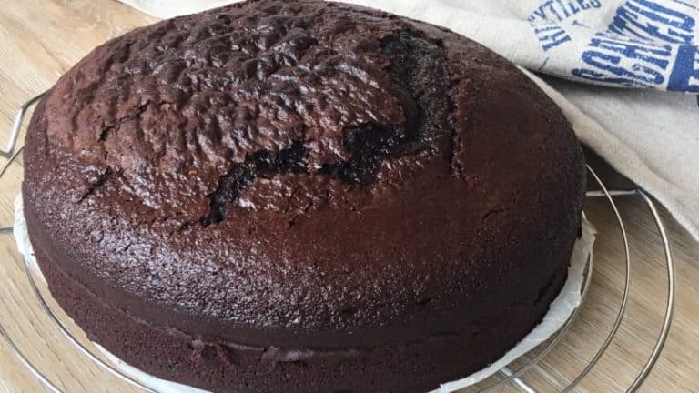 Mezclar y hornear: el bizcocho de chocolate más fácil 