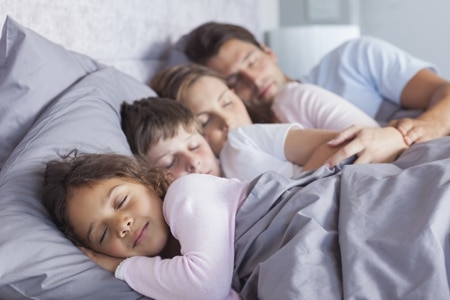 Malos hábitos a la hora de dormir que te hacen engordar 