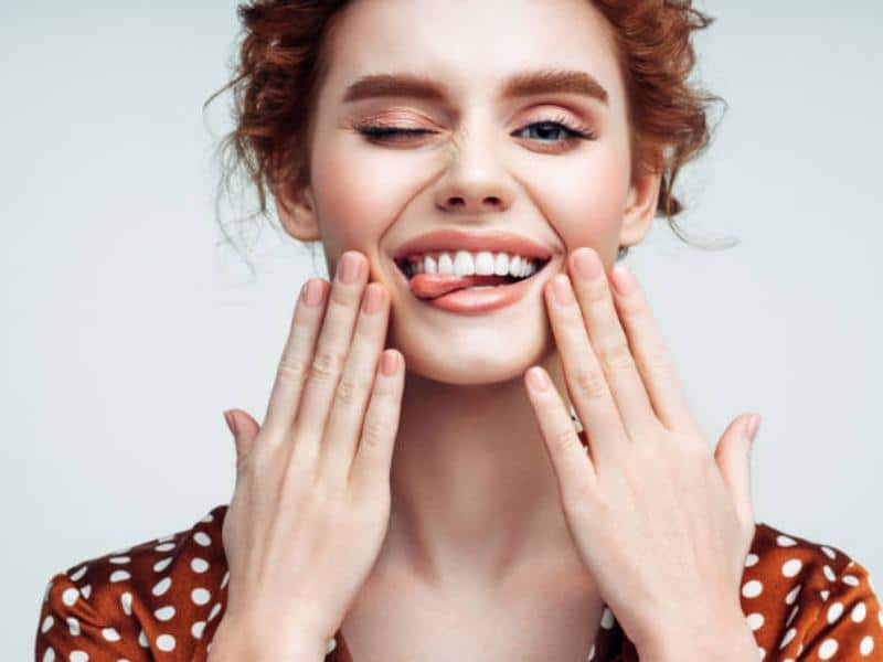 El truco perfecto para disimular una papada Resaltar los pómulos, ojos y labios