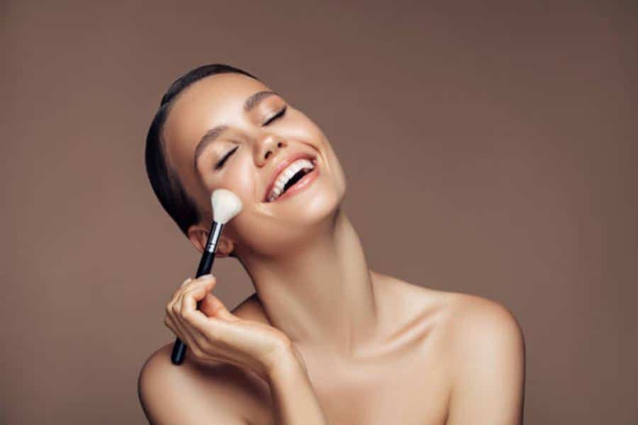 El truco perfecto para disimular una papada Aplicar base de maquillaje
