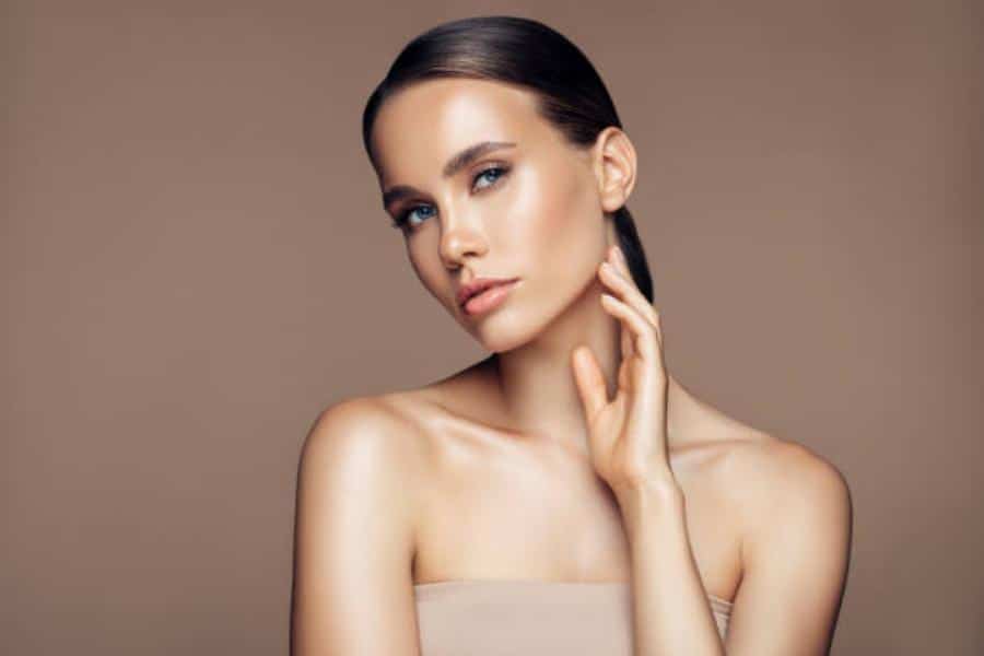 El truco perfecto para disimular una papada Usar la técnica del contouring