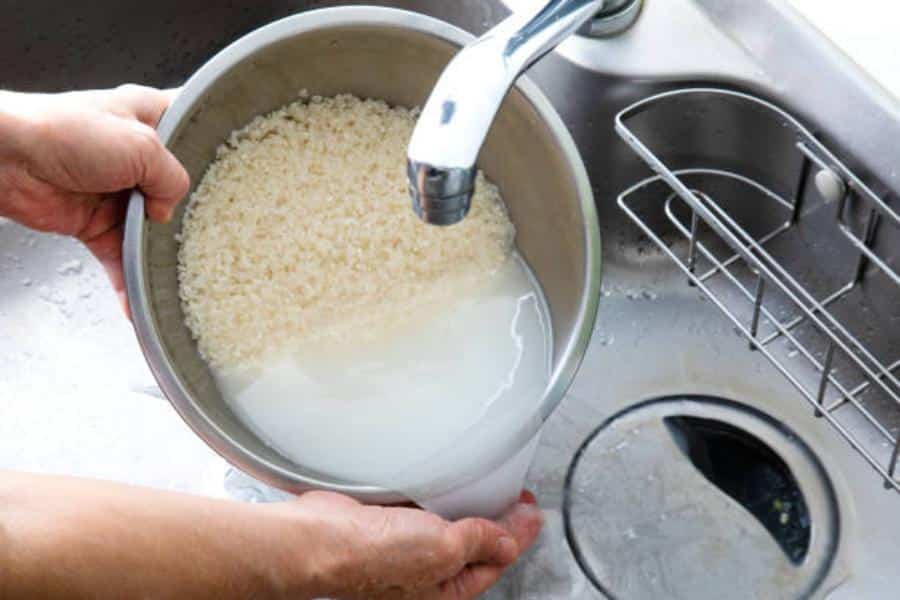 Cómo preparar el champú de arroz y aplicarlo en el pelo