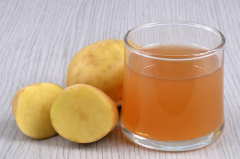 Los increíbles beneficios del jugo de patatas para tu piel