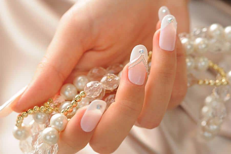 Manicura perfecta con joyas