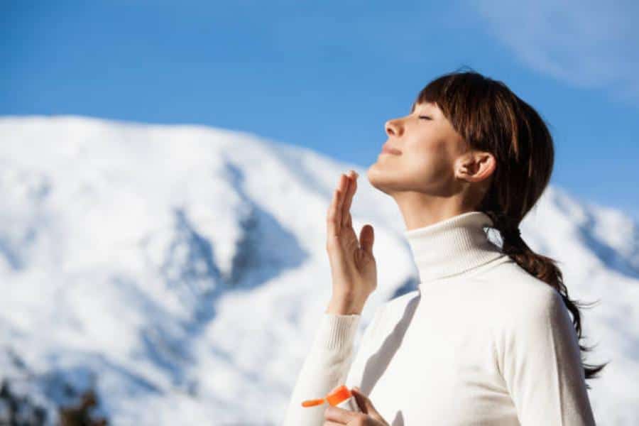 Aplicar sérum con vitamina C antes de la exposición al sol