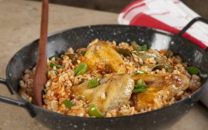 La paella de pollo que puedes hacer en pocos minutos