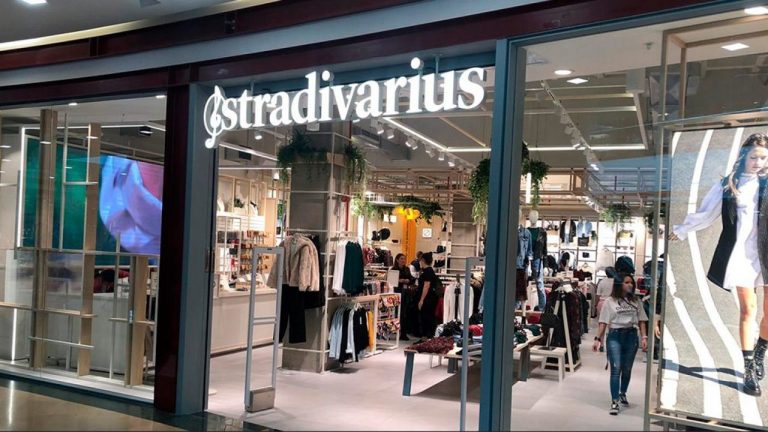 Saluda a la primavera con estos pijamas de Stradivarius