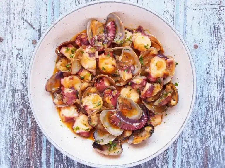 Este pulpo con almejas está mucho más rico que ‘a la gallega’ 