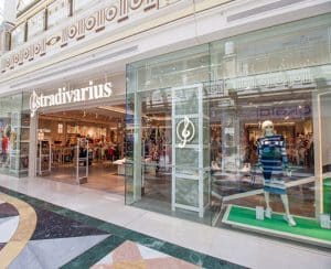 Camisetas básicas de Stradivarius que combinan con todo