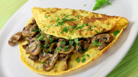 Esta tortilla de champiñones no envidia nada a la de patatas