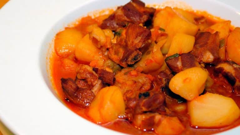 Costillas adobadas con patatas: un guiso tradicional para gozar