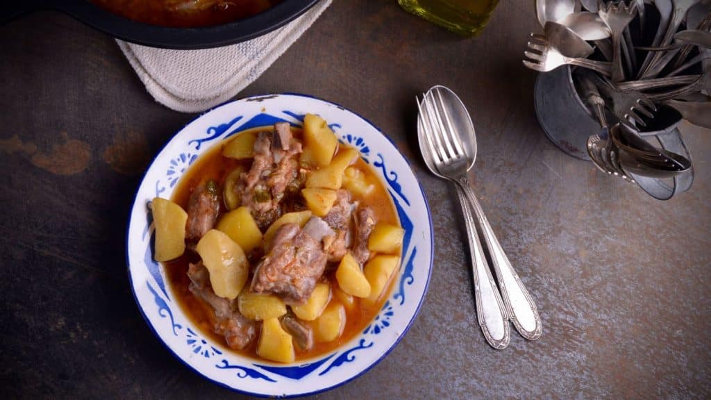 Costillas adobadas con patatas: un guiso tradicional para gozar