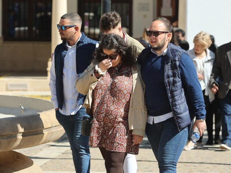 Lágrimas y dolor: los hijos de José Luis Losa, destrozados en su entierro