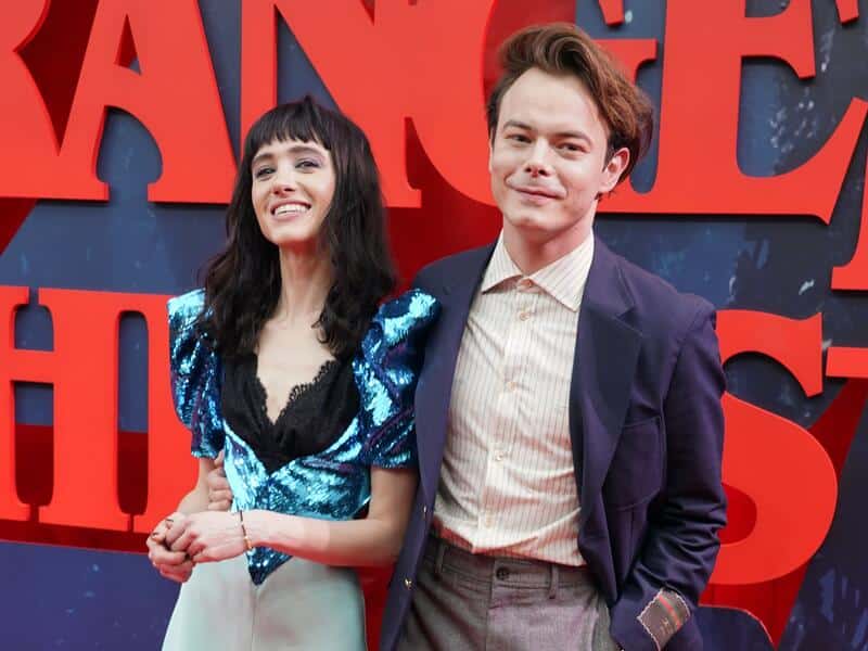 Natalia Dyer y Charlie Heaton reciben todo el cariño de los fans en la première de Stranger Things