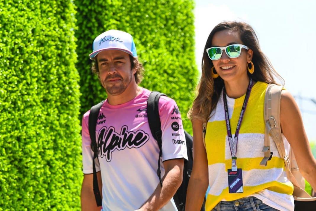 Andrea Schlager y Fernando Alonso