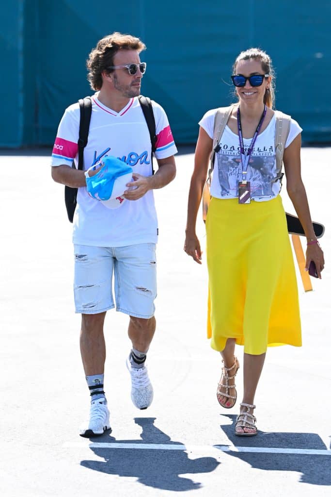 Fernando Alonso tiene novia: Andrea Schlager, así es la nueva Lara Álvarez