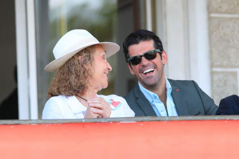 La Infanta Elena y Miguel Ángel Muñoz comparten risas y confidencias en la hípica