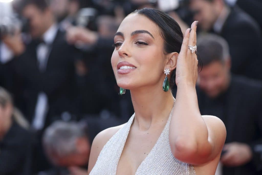 Georgina Rodríguez reaparece en Cannes luciendo espectacular con un guiño a su hija