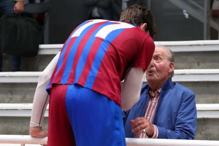 El Rey Juan Carlos, feliz de ver a su nieto Pablo Urdangarin aunque perdieron el partido