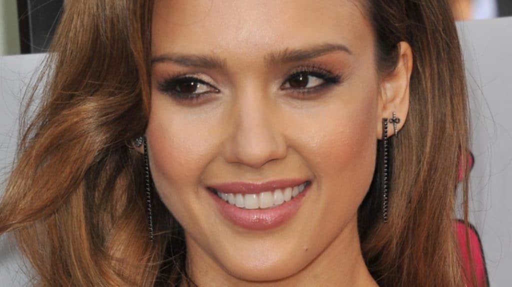 Cómo levantar el parpado caído según Jessica Alba