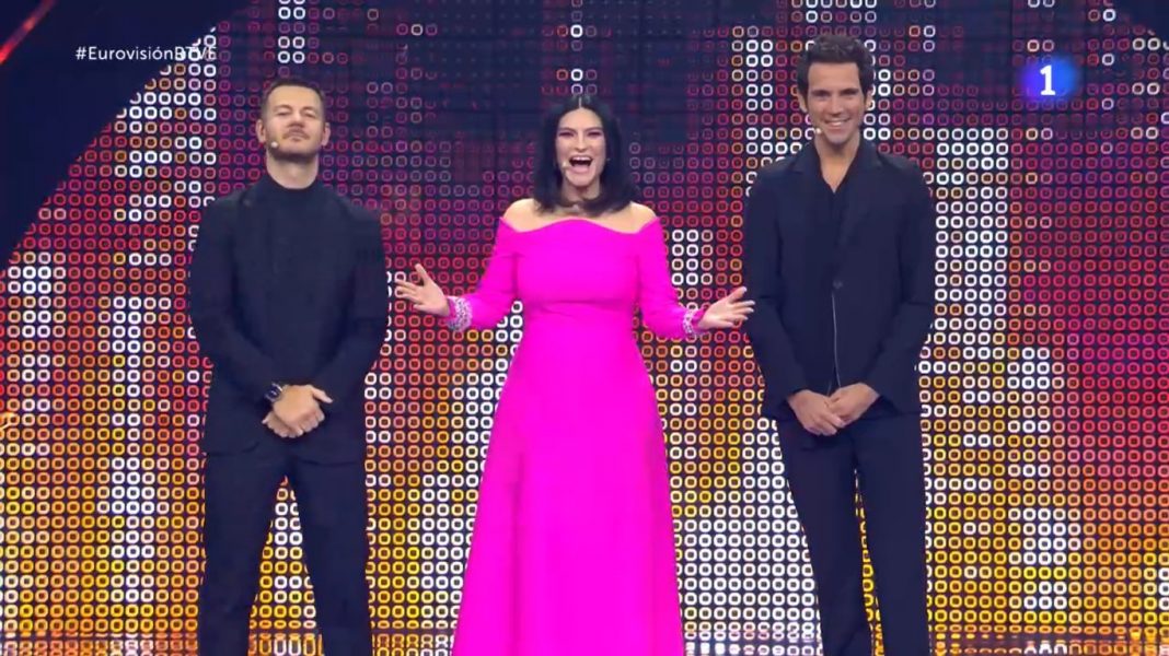 Laura Pausini y su espectacular rosa valentino