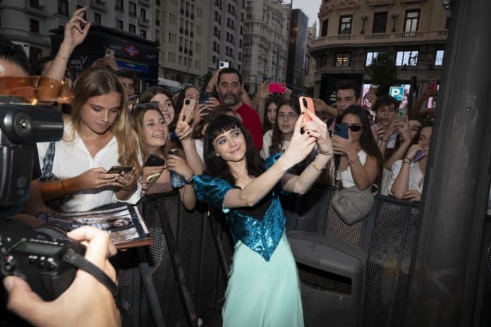 Natalia Dyer con los fans Stranger Things