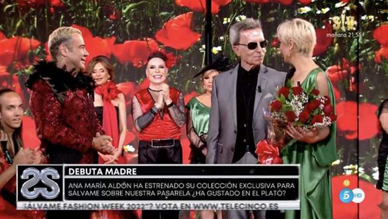 Ortega Cano le entrega ramo de flores a Ana María Aldón