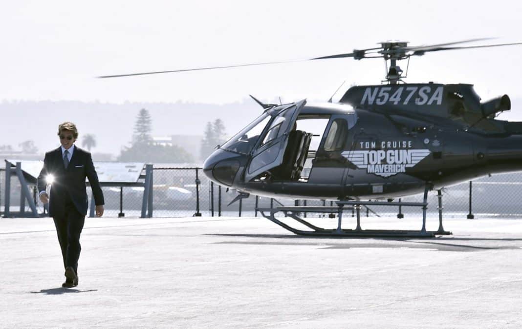 Tom Cruise llega a la premier de top gun en helicóptero