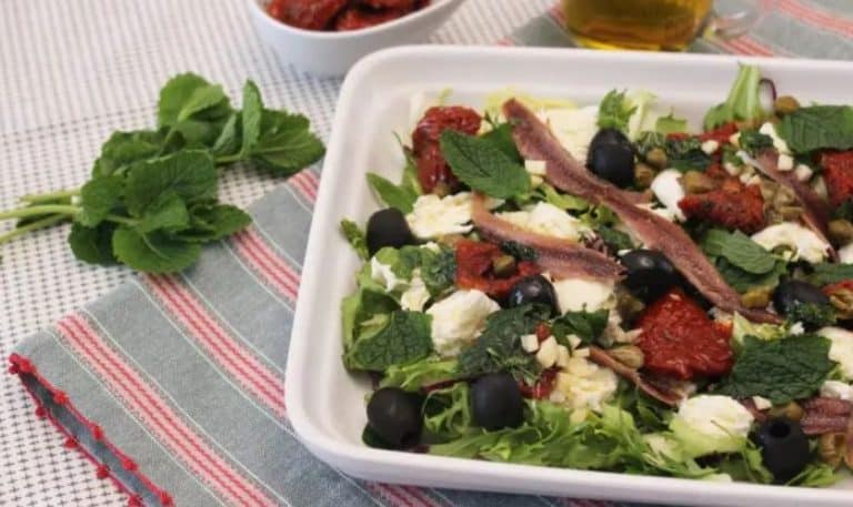 Ensalada mediterránea: qué ingredientes lleva y cómo hacerla 