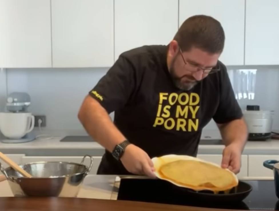 Dani García desvela la forma más fácil de dar la vuelta a la tortilla de patatas