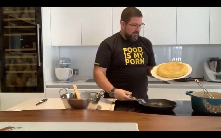Dani García desvela la forma más fácil de dar la vuelta a la tortilla de patatas