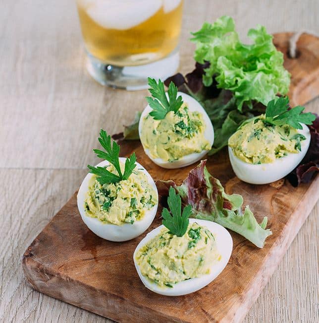 Estos huevos rellenos de guacamole serán tu entrante favorito