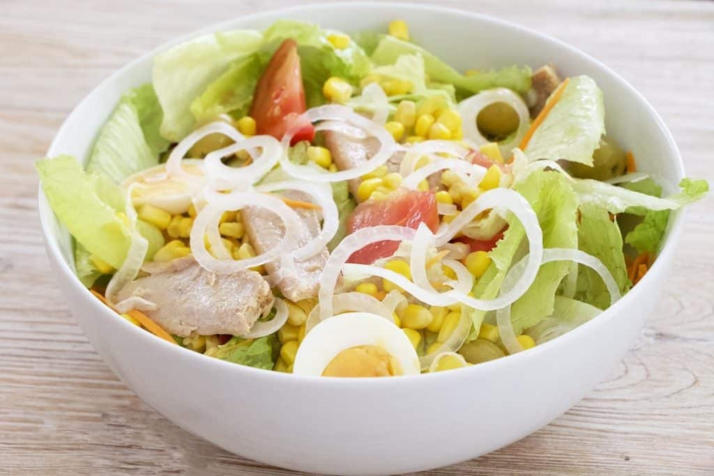 La mejor ensalada que puedes hacer con una lata de atún 