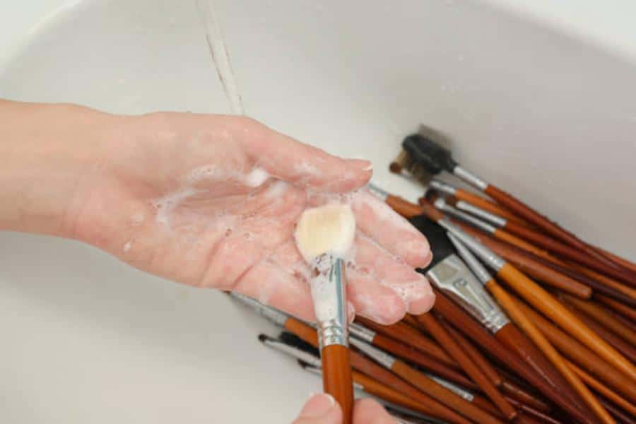 Limpiar brochas con agua y jabón