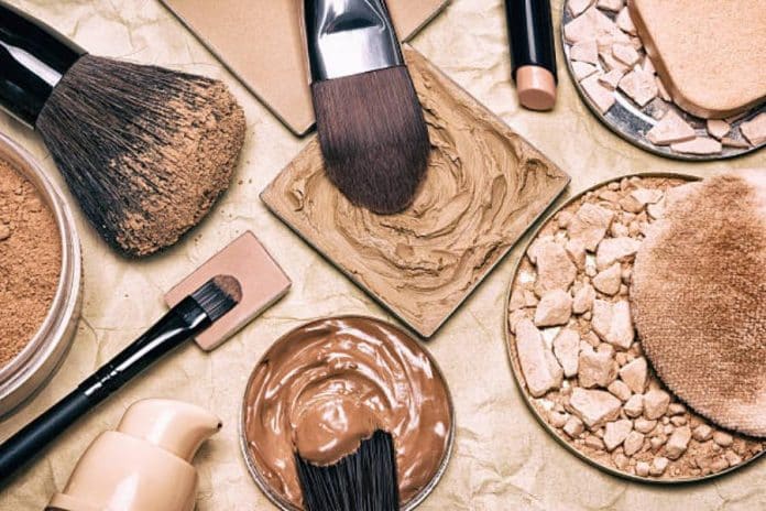 Maquillaje en polvo y líquido Maquillaje en polvo y líquido
