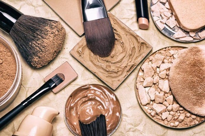 Maquillaje en polvo y líquido