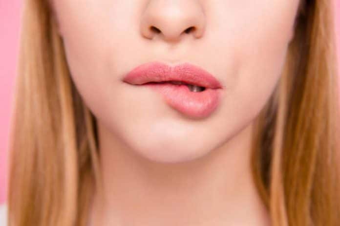 Cómo lograr el efecto labios mordidos
