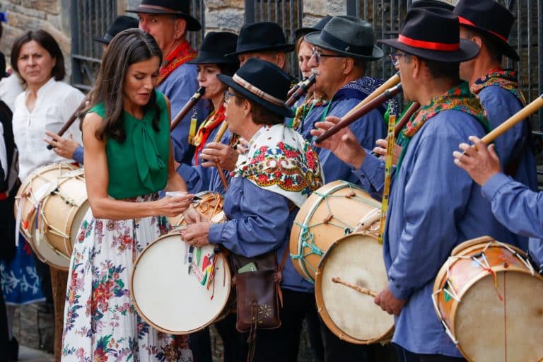 Los Reyes Felipe y Letizia firman autógrafos a la banda municipal de Las Hurdes