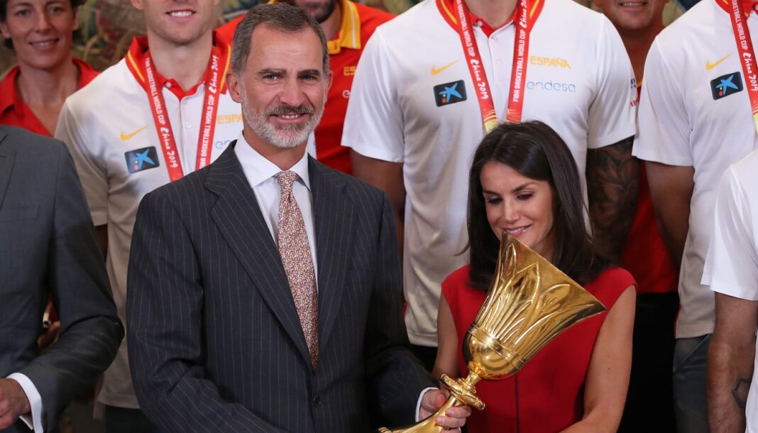 letizia-vestido-rojo selección española baloncesto comité olímpico Tokio carolina herrera