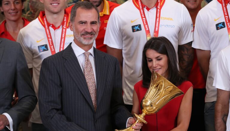 Letizia y Leonor comparten vestido rojo: el gesto que nadie esperaba en los Premios Carandell
