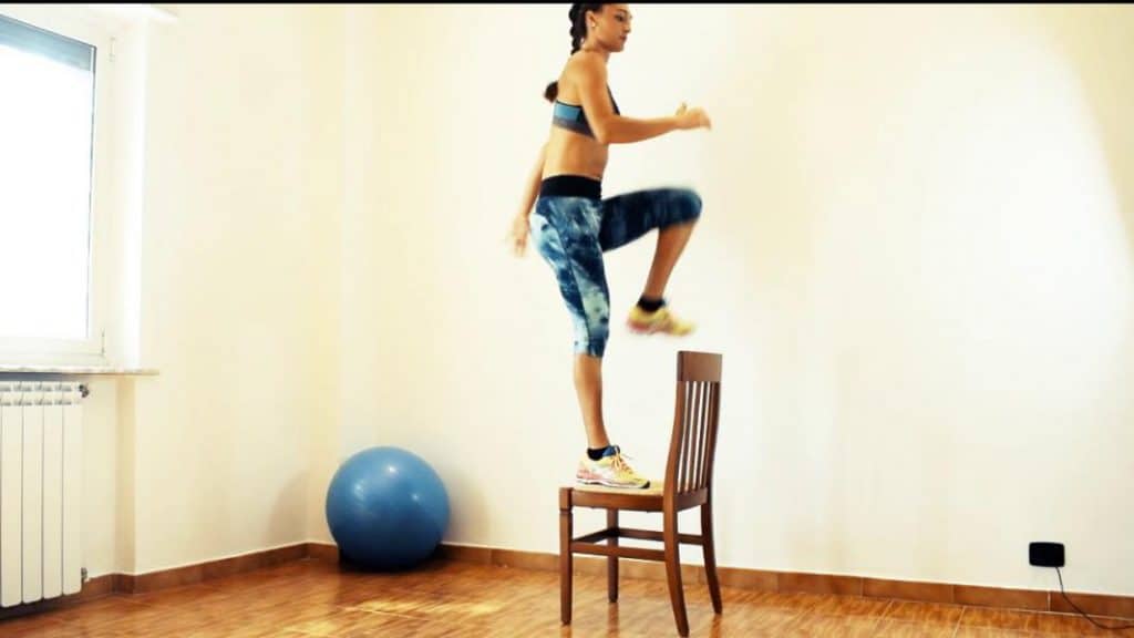 Step-up alterno para tonificar glúteos y piernas