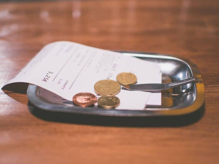 Las cosas por las que no te pueden cobrar en un bar según la OCU