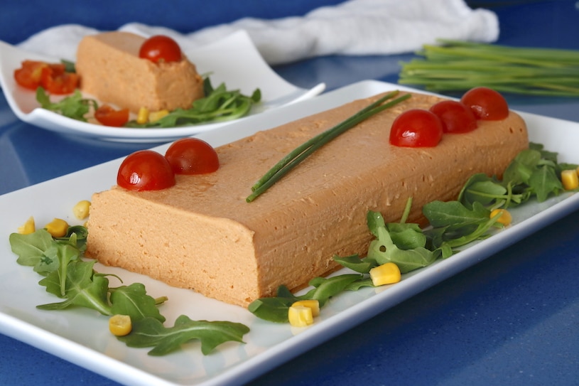 Este pastel de atún frío es una opción perfecta para los días de calor