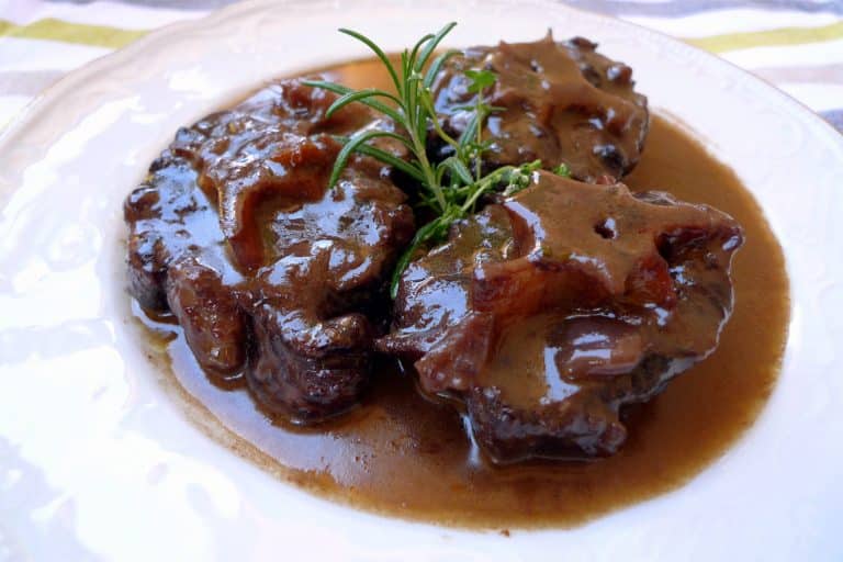 Cómo hacer una salsa de vino tinto para acompañar tus carrilleras