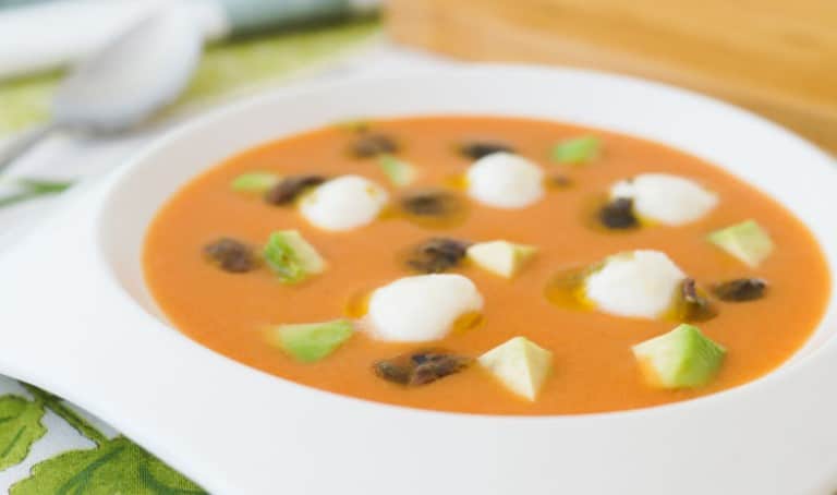Salmorejo con mozzarella y picadillo de anchoas, alcaparras y aceitunas